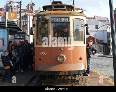 Porto historische Straßenbahn an Passeio Alegre Terminus mit Menschen einsteigen und Familie Stockfoto