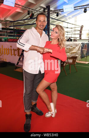 Gehen, Österreich. 24 Aug, 2019. Die Let's Dance paar Sergiu und Regina Luca stehen in der Halle der Bio- und Wellnessresort Stanglwirt. Credit: Felix Hörhager/dpa/Alamy leben Nachrichten Stockfoto