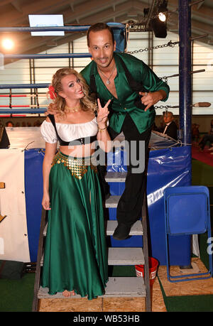 Gehen, Österreich. 24 Aug, 2019. Die Let's Dance paar Sergiu und Regina Luca stehen in der Halle der Bio- und Wellnessresort Stanglwirt. Credit: Felix Hörhager/dpa/Alamy leben Nachrichten Stockfoto