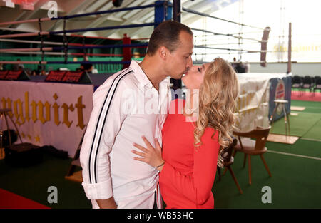 Gehen, Österreich. 24 Aug, 2019. Die Let's Dance paar Sergiu und Regina Luca Kuss in die Boxing Hall der Bio- und Wellnessresort Stanglwirt. Credit: Felix Hörhager/dpa/Alamy leben Nachrichten Stockfoto