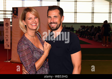 Gehen, Österreich. 24 Aug, 2019. Das Modell Monica Ivancan Meier (l) ihr Mann Christian Meier in der Halle des Bio stehen- und Wellnessresort Stanglwirt. Credit: Felix Hörhager/dpa/Alamy leben Nachrichten Stockfoto