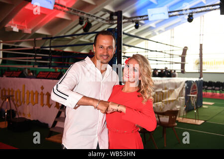 Gehen, Österreich. 24 Aug, 2019. Die Let's Dance paar Sergiu und Regina Luca stehen in der Halle der Bio- und Wellnessresort Stanglwirt. Credit: Felix Hörhager/dpa/Alamy leben Nachrichten Stockfoto