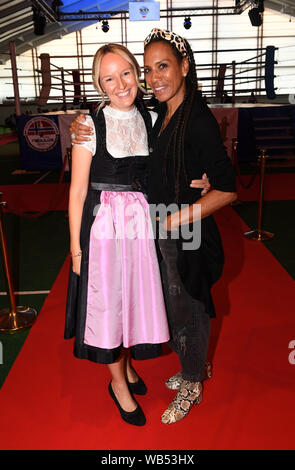 Gehen, Österreich. 24 Aug, 2019. Die Wirtin Der Stanglwirt Maria Hauser (l) und der Designerin Barbara Becker stand in der Halle des Bio- und Wellnessresort Stanglwirt. Credit: Felix Hörhager/dpa/Alamy leben Nachrichten Stockfoto