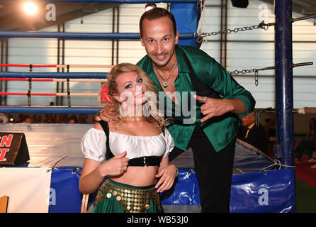 Gehen, Österreich. 24 Aug, 2019. Die Let's Dance paar Sergiu und Regina Luca stehen in der Halle der Bio- und Wellnessresort Stanglwirt. Credit: Felix Hörhager/dpa/Alamy leben Nachrichten Stockfoto