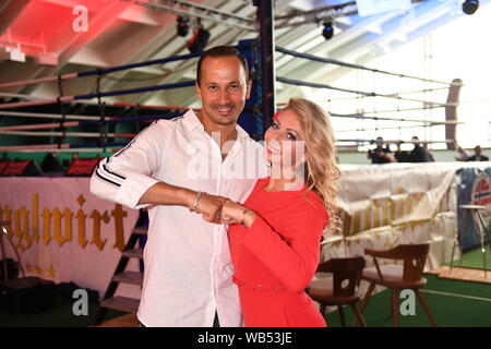 Gehen, Österreich. 24 Aug, 2019. Die Let's Dance paar Sergiu und Regina Luca stehen in der Halle der Bio- und Wellnessresort Stanglwirt. Credit: Felix Hörhager/dpa/Alamy leben Nachrichten Stockfoto