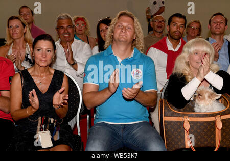 Gehen, Österreich. 24 Aug, 2019. Alexander Schamböck, Firma Nebulus GmbH, stellt einen Kampf in der Halle des Bio- und Wellness Resort Stanglwirt. Credit: Felix Hörhager/dpa/Alamy leben Nachrichten Stockfoto