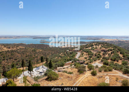 Eine Ansicht der Alqueva Stausee, der größte künstliche See Europas, aus dem Dorf Monsaraz in der Region Alentejo, Portugal Stockfoto
