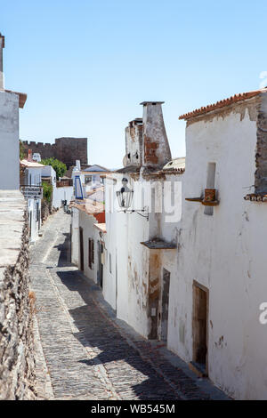Eine Straße, die zu der mittelalterlichen Burg im Dorf Monsaraz in der Region Alentejo, Portugal. Stockfoto