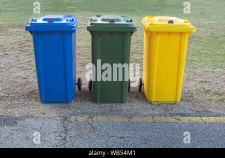 Drei abschließbaren Papierkorb Mülleimer (Blau, Grün, Gelb) für unterschiedliche Materialien Stockfoto