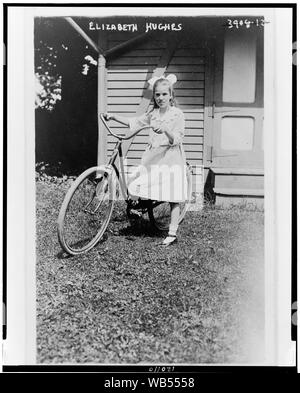 Elizabeth Hughes, full-length Portrait, stehend, nach vorn, Fahrrad Abstract / Medium: 1 Fotoabzug. Stockfoto