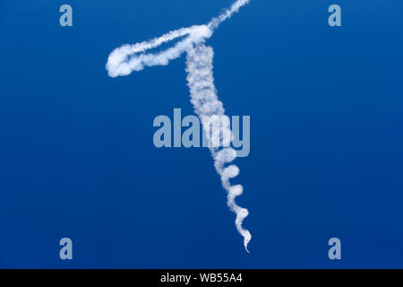 Bukarest, Rumänien. 24 Aug, 2019. Jurgis Kairys, eine Litauische aerobatic Pilot, führt in einer Suchoi Su-31 aerobatic Flugzeug während der bukarester International Air Show in Bukarest, Rumänien, am 12.08.24., 2019. Bucharest International Air Show und Allgemeine Luftfahrt Ausstellung war hier am Samstag, dem mehr als 100 Flugzeuge an die Öffentlichkeit. Credit: Cristian Cristel/Xinhua Stockfoto