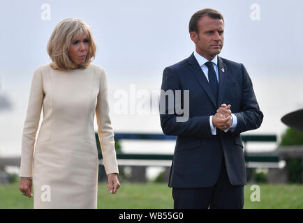 Der französische Präsident Emmanuel Längestrich und seine Frau Brigitte Trogneux bei der offiziellen Begrüßung während der G7-Gipfel in Biarritz, Frankreich. Stockfoto