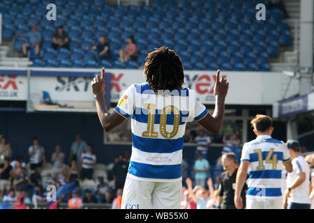 London, Großbritannien. 24 Aug, 2019. Ebere Eze von Queens Park Rangers feiert nach dem zweiten Ziel seines Teams zählen während EFL Skybet Meisterschaft übereinstimmen, Queens Park Rangers v Wigan Athletic an Der kiyan Prinz Stiftung Stadium, Loftus Road in London am Samstag, den 24. August 2019. Dieses Bild dürfen nur für redaktionelle Zwecke verwendet werden. Nur die redaktionelle Nutzung, eine Lizenz für die gewerbliche Nutzung erforderlich. Keine Verwendung in Wetten, Spiele oder einer einzelnen Verein/Liga/player Publikationen. pic von Tom Smeeth/Andrew Orchard sport Fotografie/Alamy Live news Credit: Andrew Orchard sport Fotografie/Alamy leben Nachrichten Stockfoto