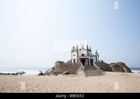 Die Kapelle von Senhor da Pedra am Miramar Beach, im Stadtteil Vila Nova de Gaia, Portugal Stockfoto