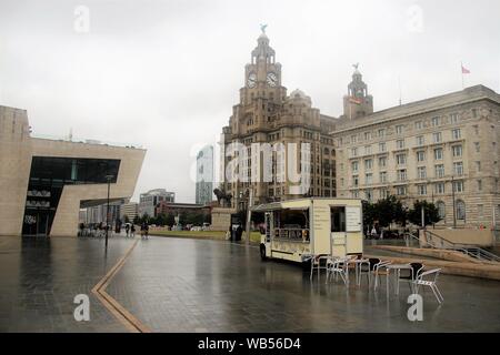 Platz des Pier Head und das Royal Liver Building, einer der "Drei Grazien". 1911 errichtet, mit Blick auf den Fluss Mersey. Liverpool, England, Europa Stockfoto