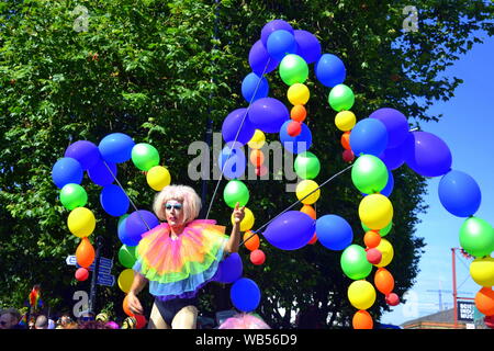 Ein Teilnehmer an der LGBT Pride Parade in Manchester, Großbritannien, am 24. August 2019 durch das Stadtzentrum von Manchester. Tausende von Menschen säumten die Straßen, um die Parade zu beobachten. Stockfoto