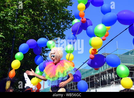 Ein Teilnehmer an der LGBT Pride Parade in Manchester, Großbritannien, am 24. August 2019 durch das Stadtzentrum von Manchester. Tausende von Menschen säumten die Straßen, um die Parade zu beobachten. Stockfoto