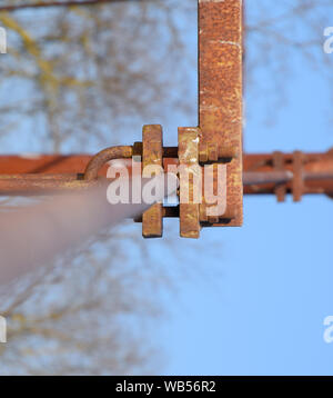 Schraubzwinge für das Stahlseil der Brücke. Verbindende Elemente der Konstruktion. Stockfoto