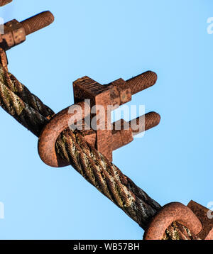 Schraubzwinge für das Stahlseil der Brücke. Verbindende Elemente der Konstruktion. Stockfoto