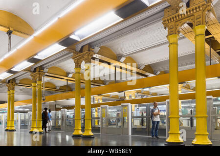 Pariser Metro Station - Pariser warten auf die U-Bahn Linie Nr. 1 im La Gare de Lyon entfernt. Frankreich, Europa. Stockfoto