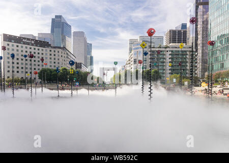 Paris La Defense artwork-Fog-Skulptur von fujiko Nakaya in der Takis Brunnen in der La Défense Viertel von Paris, Frankreich, Europa installiert. Stockfoto