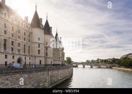 Pariser Conciergerie - Blick auf die Conciergerie Gebäude am linken Ufer der Seine gelegen. Frankreich, Europa. Stockfoto