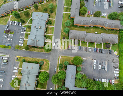 Luftaufnahme über Suburban Häuser und Straßen in einem Wohnviertel Stockfoto