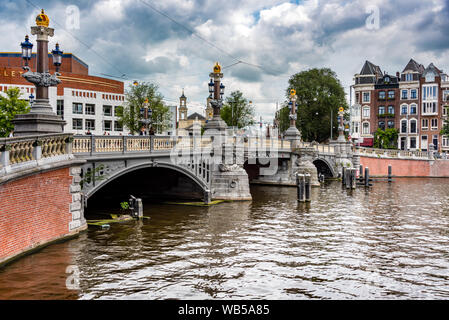 Amsterdam Blauwbrug über den Fluss Amstel an einem bewölkten Tag nahe der Stopera Stockfoto