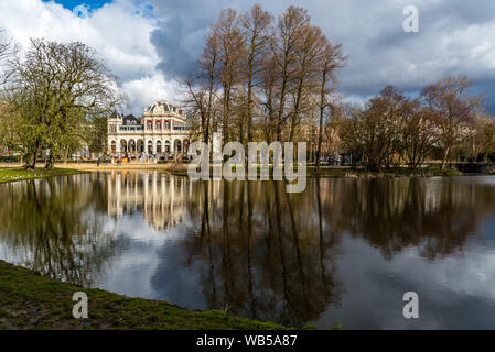 Blick über das Wasser in Amsterdam Vondelpark im Herbst an einem hellen Tag, die Bäume im Wasser Stockfoto