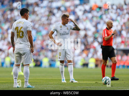 Real Madrid CF Toni Kroos und Real Madrid CF James Rodriguez während der spanischen La Liga Match zwischen Real Madrid und Real Valladolid CF im Santiago Bernabeu in Madrid (Endstand: Real Madrid 1:1 Real Valladolid CF) Stockfoto