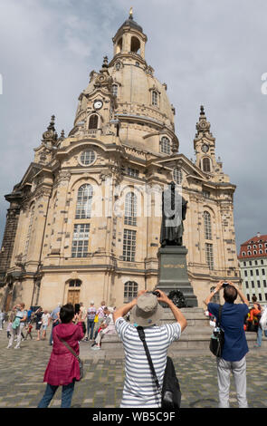 Dresden, Sachsen, Deutschland. Eine Gruppe von chinesischen Touristen, die Bilder von der Frauenkirche, die wichtigsten Gebäude von Dresden Stockfoto