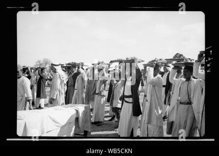 Ende einer Blutfehde bei El Hamani Dorf in der Nähe von Mejdal am 20. April '43. Grand fest, Fächer mit herzhaften Fleisch gebracht Abstract / Medium: G. Eric und Edith Matson Fotosammlung Stockfoto