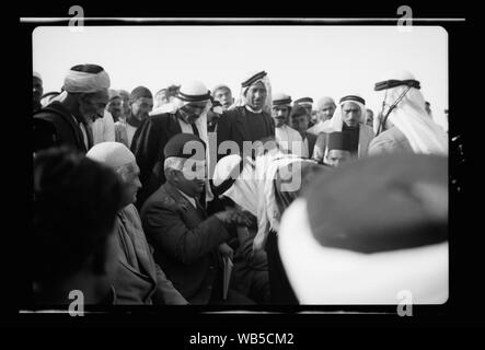 Ende einer Blutfehde bei El Hamani Dorf in der Nähe von Mejdal am 20. April '43. Gefangener Kopf voll küssen Hand des Richters Aref Bey Abstract/Medium gekleidet: G. Eric und Edith Matson Fotosammlung Stockfoto