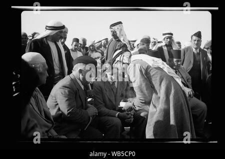 Ende einer Blutfehde bei El Hamani Dorf in der Nähe von Mejdal am 20. April '43. Die Record Keeper consulting Aref Bey & Earl Abstract / Medium: G. Eric und Edith Matson Fotosammlung Stockfoto