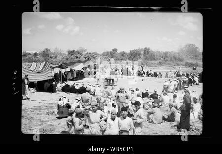 Ende einer Blutfehde bei El Hamani Dorf in der Nähe von Mejdal am 20. April '43. Dorfbewohner versammelten sich vor dem Zelt der Richter und 'Jury' Abstract / Medium: G. Eric und Edith Matson Fotosammlung Stockfoto