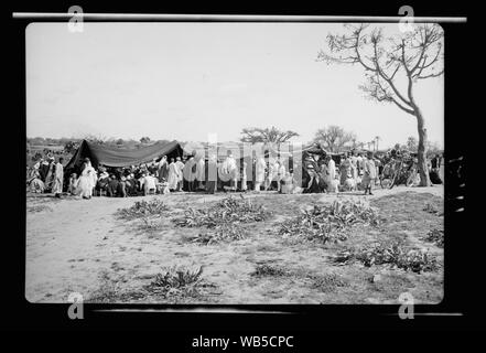 Ende einer Blutfehde bei El Hamani Dorf in der Nähe von Mejdal am 20. April '43. Zelt durch interessierte Dorfbewohner interessiert bist, Fehde beendet Abstract / Medium: G. Eric und Edith Matson Fotosammlung umgeben Stockfoto