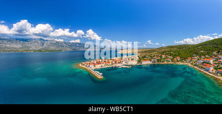 Alte Küstenstadt in Kroatien, Luftaufnahme von Vinjerac in der Nähe von Zadar und Nationalpark Paklenica im Velebit Gebirge Stockfoto