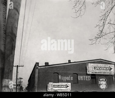 Historisches Bild von Kaugummi Werbung Wrigley's und Curtiss JN-4 "Jenny" doppeldecker (Mitte des Bildes). Von einer Glasplatte negative ca. 1915-1919 Scan Stockfoto