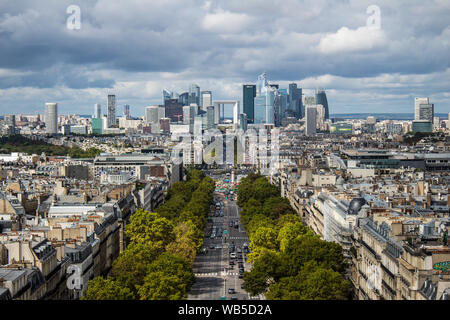 Paris/Frankreich - 10. September 2017: Blick von La Defense von der Oberseite des Arc de Triomphe an einem bewölkten Tag Stockfoto
