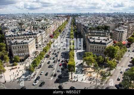 Paris/Frankreich - 10. September 2017: Boulevards von Paris Arc de Triomphe an einem sonnigen Herbsttag gesehen Stockfoto