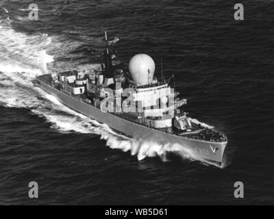 Niederländische Fregatte Tromp (F801), die mit der NATO Standing Naval Force Atlantic im Februar 1978. Stockfoto