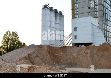 Stationäre Mischanlage Beton auf der Baustelle. Die Herstellung von сoncrete für Bau- und Portland cement Mortar. Stockfoto