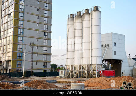 Stationäre Mischanlage Beton auf der Baustelle. Die Herstellung von сoncrete für Bau- und Portland cement Mortar. Stockfoto