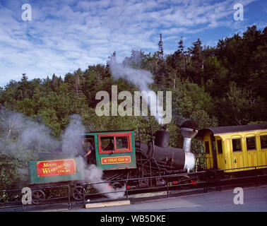 Motor und Trainer der weltweit erste Zahnradbahn, die klettert Mount Washington in New Hampshire Stockfoto