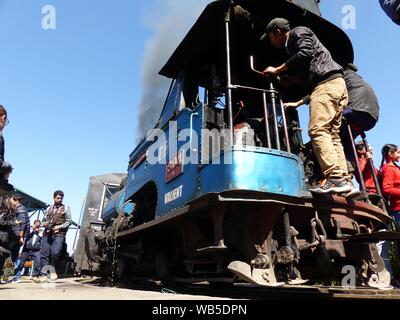 Ein Dampfzug steigt die Batasia Loop auf der Darjeeling Himalayan Railway Stockfoto