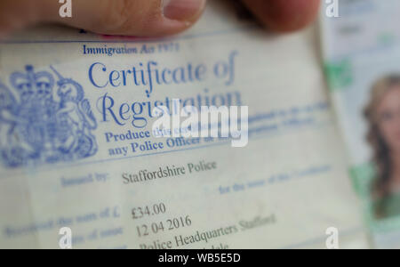 Britische Polizei Zulassungsbescheinigung für ausländische Staatsangehörige (für internationale Studenten und Fachkräfte für bestimmte Länder). Stockfoto