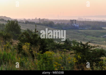 RSPB St Aidan's in Swillington auf einem nebligen Morgen. Oddball die erhaltenen Walking Seilbagger sitzt am Eingang. Stockfoto