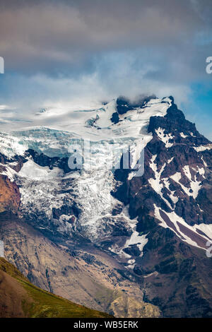 Atemberaubende Gletscher Vatnajökull und mountainrange im Süden von Island, die Reduktion von einem Gletscher Stockfoto