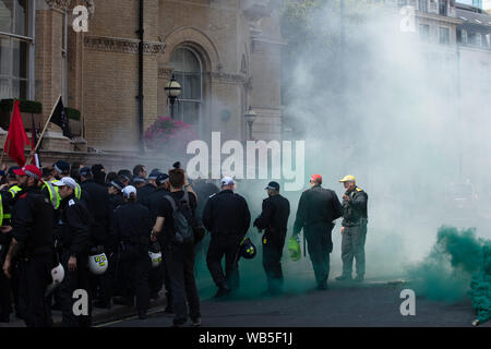 London, Großbritannien. 24. August 2019. Polizei enthalten Teilnehmer der Antifa, eine antifaschistische Aktion Bewegung, in der Nähe von Oxford Circus gegen den Protest gegen eine Demonstration der Freien Tommy Robinson Unterstützer, nach einem Rauch flare in die Antifa Demonstranten geworfen wurde. Credit: Joe Kuis/Alamy Nachrichten Stockfoto