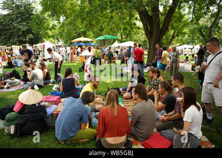 Prag, Tschechische Republik. 24 Aug, 2019. Menschen Geschmack Kaffee während der Cajomir Internationale Kaffee Art Festival in Prag, der Tschechischen Republik, am 12.08.24., 2019. Das zweitägige Open Air Festival eröffnet hier am Samstag, mit verschiedenen Tee- kulturen aus mehr als zehn Ländern und Regionen. Credit: Dana Kesnerova/Xinhua Quelle: Xinhua/Alamy leben Nachrichten Stockfoto